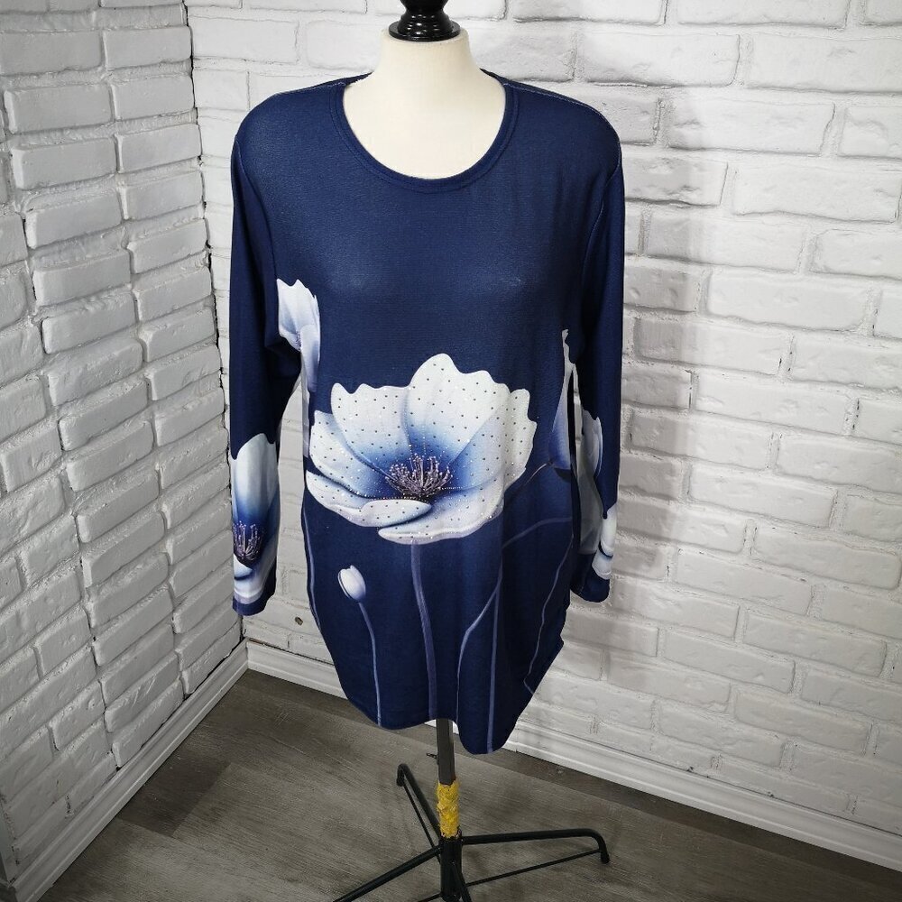 NWT Alina's Exclusives Ladies Size Large/XL Navy & White Flower Pattern Sweater